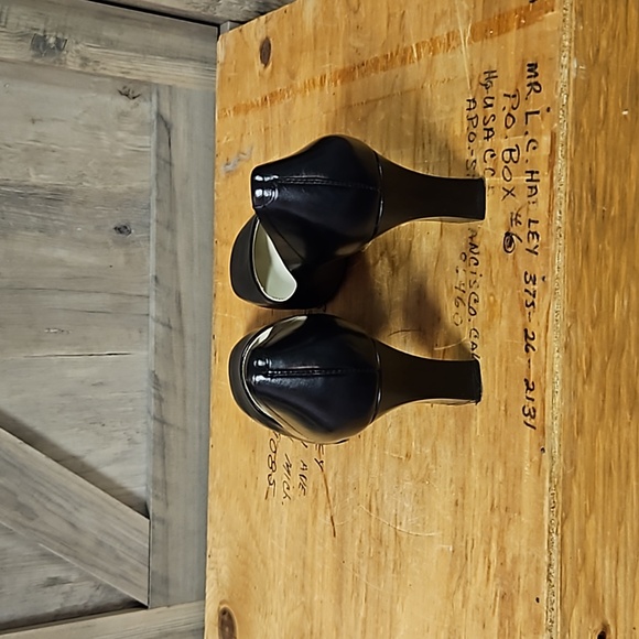 Size 6 shoes - Picture 2 of 4